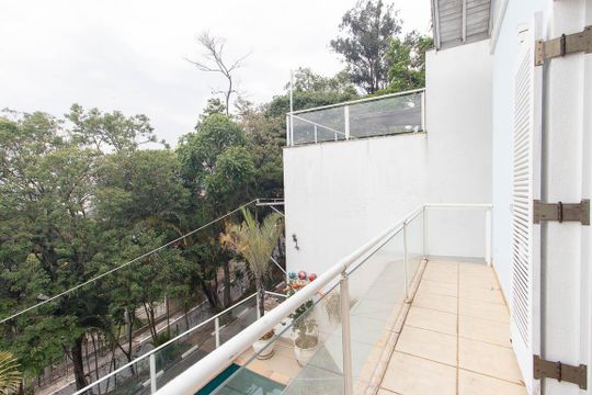 Sacada da Suíte 3 de casa à venda com 4 quartos, 450m² em Vila Albertina, São Paulo