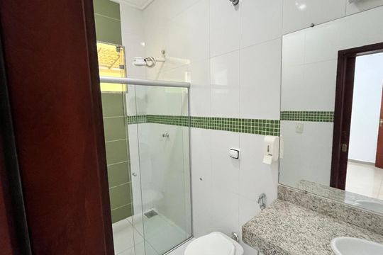 Banheiro de casa para alugar com 4 quartos, 215m² em Alto Umuarama, Uberlândia