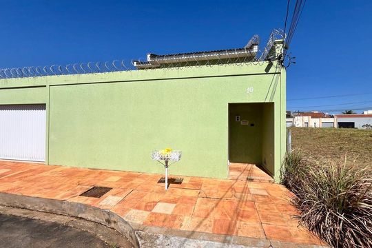 Fachada de casa para alugar com 4 quartos, 215m² em Alto Umuarama, Uberlândia