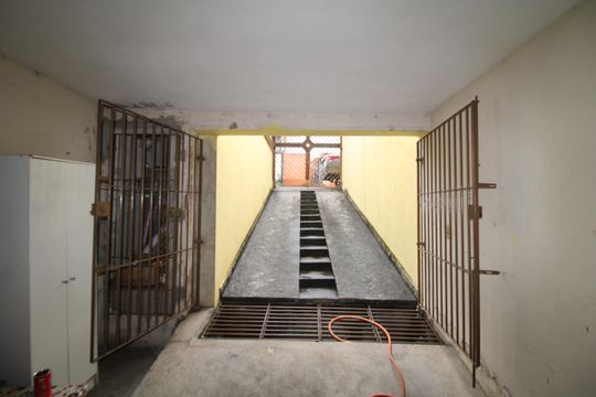 Garagem de casa à venda com 2 quartos, 118m² em Vila Santista, São Paulo