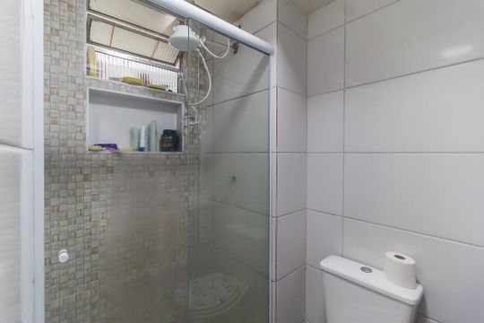 Banheiro de apartamento para alugar com 2 quartos, 50m² em Jardim Pinheiro, Poá