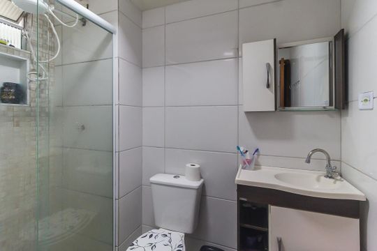 Banheiro de apartamento para alugar com 2 quartos, 50m² em Jardim Pinheiro, Poá