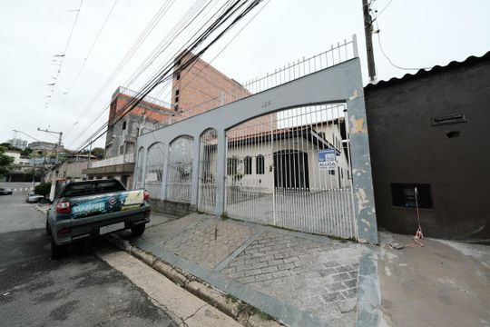Fachada de casa para alugar com 4 quartos, 250m² em Parque Boturussu, São Paulo