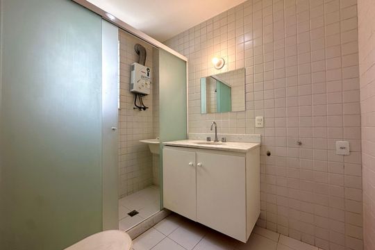 Banheiro de apartamento à venda com 3 quartos, 69m² em Humaitá, Rio de Janeiro