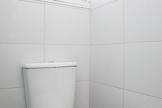 Banheiro de kitnet/studio à venda com 1 quarto, 19m² em Centro Histórico, Porto Alegre