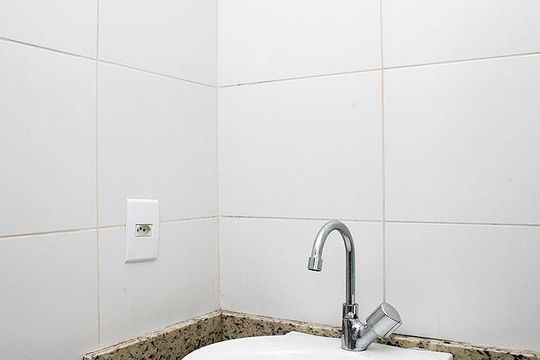 Banheiro de kitnet/studio à venda com 1 quarto, 19m² em Centro Histórico, Porto Alegre