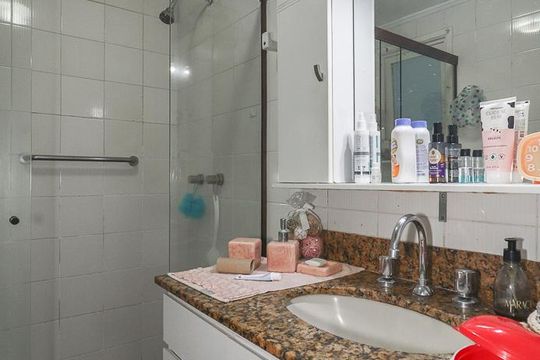 Banheiro de apartamento à venda com 2 quartos, 117m² em Vila Ipiranga, Porto Alegre
