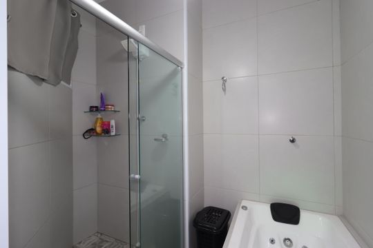 Banheiro da Suíte de casa à venda com 2 quartos, 195m² em Parque Oratório, Santo André