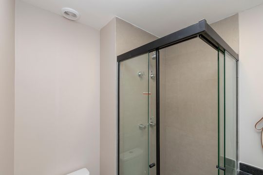 Banheiro Social de kitnet/studio à venda com 0 quarto, 49m² em Jardim das Acacias, São Paulo