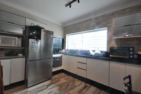 Cozinha de casa à venda com 3 quartos, 420m² em Tremembé, São Paulo