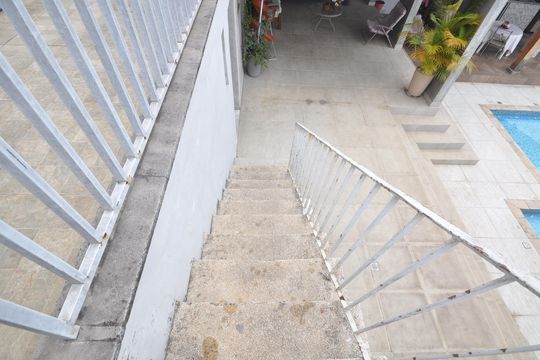 Escada de acesso à piscina e churrasqueira de casa à venda com 3 quartos, 420m² em Tremembé, São Paulo