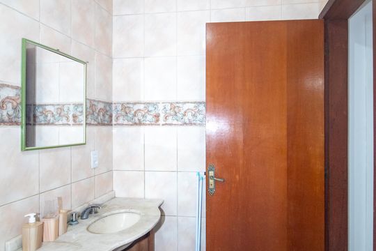 Banheiro 2 de casa para alugar com 3 quartos, 400m² em Nonoai, Porto Alegre
