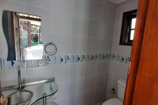 Banheiro de casa à venda com 4 quartos, 1400m² em Camboinhas, Niterói