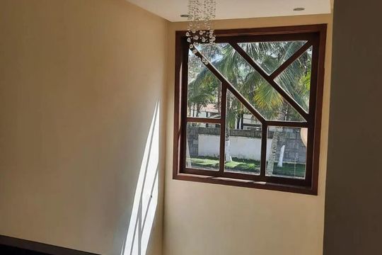 Corredor de casa à venda com 4 quartos, 1400m² em Camboinhas, Niterói