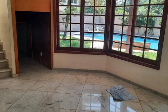Sala de casa à venda com 4 quartos, 1400m² em Camboinhas, Niterói