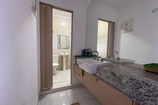 Banheiro de casa para alugar com 1 quarto, 52m² em Jardim das Vertentes, São Paulo