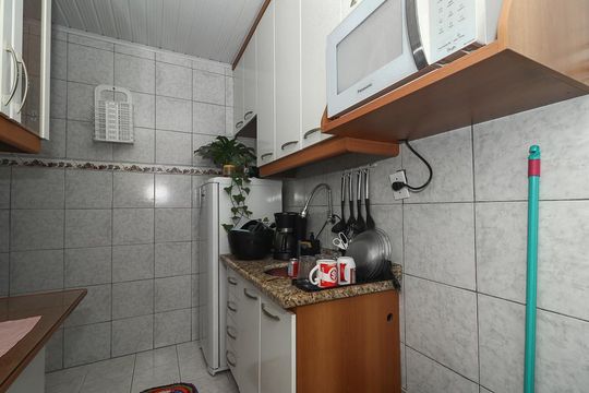 Cozinha de apartamento à venda com 2 quartos, 50m² em Rubem Berta, Porto Alegre