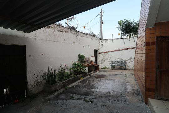 Quintal e Garagem de casa à venda com 6 quartos, 180m² em Jardim Guanabara, Rio de Janeiro