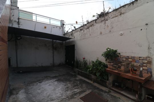 Quintal e Garagem de casa à venda com 6 quartos, 180m² em Jardim Guanabara, Rio de Janeiro