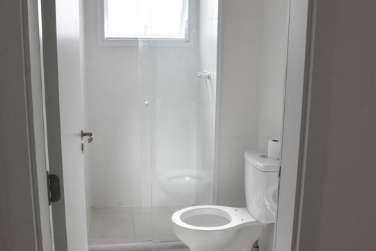 Banheiro social de apartamento à venda com 2 quartos, 61m² em Jardim Colonia, Jundiaí