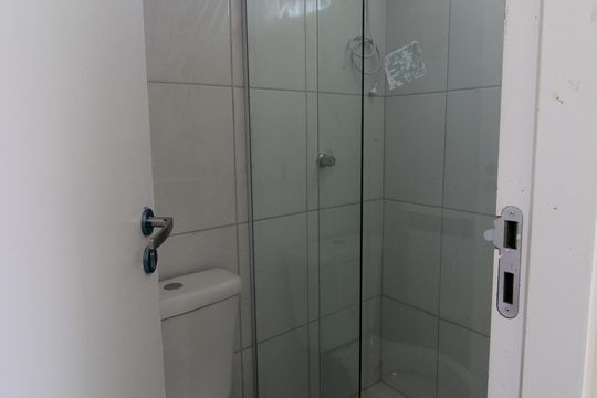 Banheiro de apartamento para alugar com 2 quartos, 40m² em Vila Dalva, São Paulo