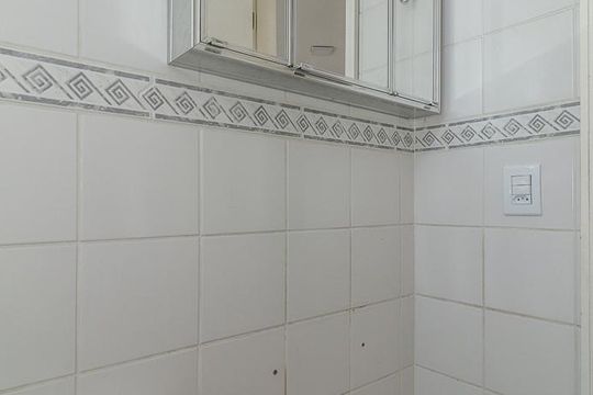 Banheiro de apartamento à venda com 1 quarto, 44m² em Farrapos, Porto Alegre