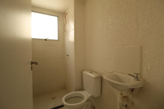 Banheiro de apartamento à venda com 2 quartos, 43m² em Sarandi, Porto Alegre