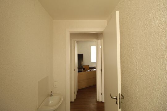 Banheiro de apartamento à venda com 2 quartos, 43m² em Sarandi, Porto Alegre