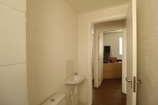 Banheiro de apartamento à venda com 2 quartos, 43m² em Sarandi, Porto Alegre