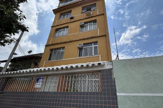 Fachada + plaquinha de apartamento à venda com 2 quartos, 70m² em Encantado, Rio de Janeiro
