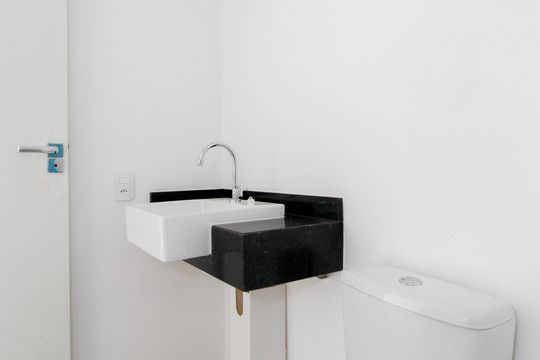 Banheiro de kitnet/studio à venda com 1 quarto, 24m² em Pinheiros, São Paulo