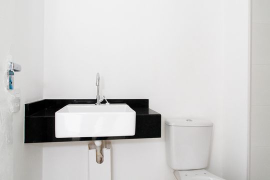 Banheiro de kitnet/studio à venda com 1 quarto, 24m² em Pinheiros, São Paulo