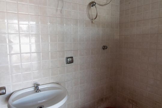 Banheiro de serviço de casa à venda com 3 quartos, 290m² em Jardim Jussara, São Paulo
