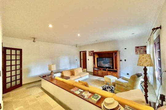 Casa para alugar com 5 quartos, 923m² em Vila Santo Antônio, Cotia