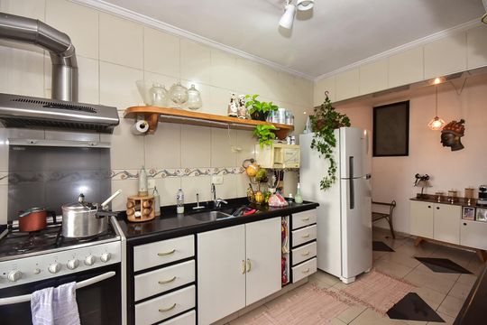 Cozinha de apartamento à venda com 1 quarto, 145m² em Jardim Henriqueta, Taboão da Serra