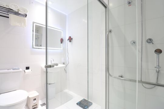 Banheiro de kitnet/studio para alugar com 1 quarto, 21m² em Pompeia, São Paulo