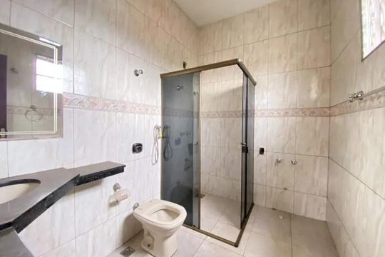 Banheiro de casa à venda com 4 quartos, 152m² em Tirol, Contagem
