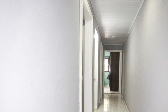Corredor de casa para alugar com 3 quartos, 180m² em Jardim Vitoria, Taboão da Serra