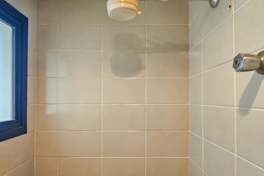 Banheiro de Serviço de apartamento para alugar com 3 quartos, 130m² em Jardim Tres Marias, Guarujá