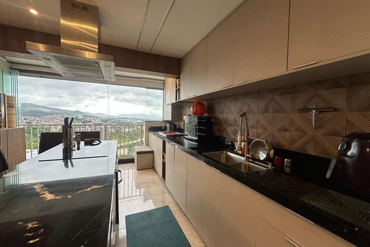 Cozinha de apartamento à venda com 1 quarto, 50m² em Alphaville Empresarial, Barueri