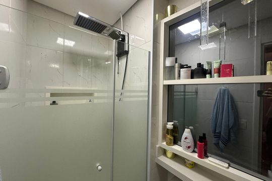 Banheiro de apartamento à venda com 1 quarto, 50m² em Alphaville Empresarial, Barueri