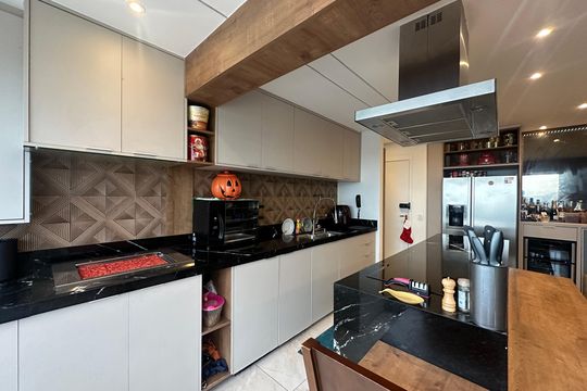Cozinha de apartamento à venda com 1 quarto, 50m² em Alphaville Empresarial, Barueri