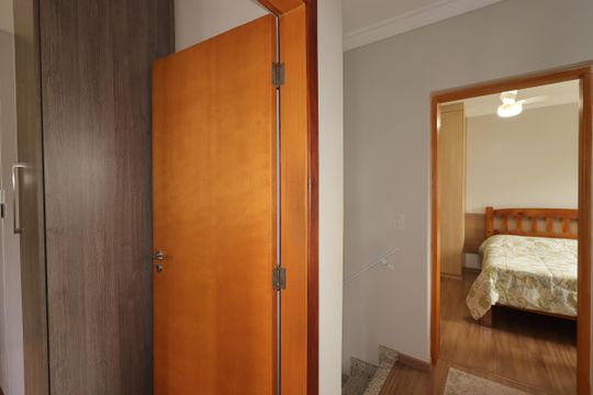 Corredor de casa à venda com 3 quartos, 163m² em Pinheirinho, Santo André