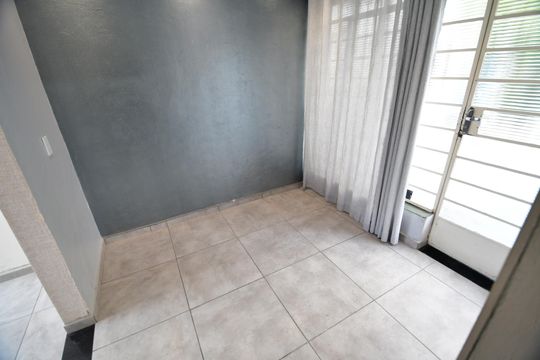 Hall de entrada de casa à venda com 2 quartos, 77m² em Taquaral, Campinas