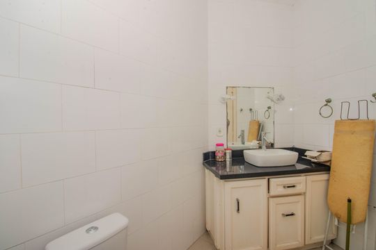 Banheiro da Suíte de casa à venda com 5 quartos, 285m² em Vila Jardim, Porto Alegre