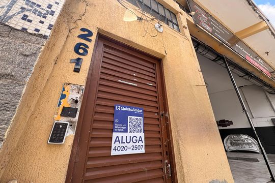 Fachada + plaquinha de kitnet/studio para alugar com 1 quarto, 22m² em Parque das Nações, Santo André