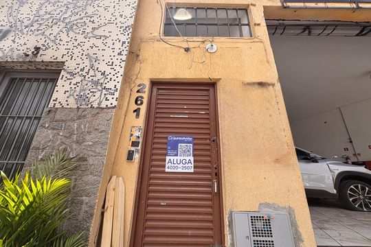 Fachada + plaquinha de kitnet/studio para alugar com 1 quarto, 22m² em Parque das Nações, Santo André