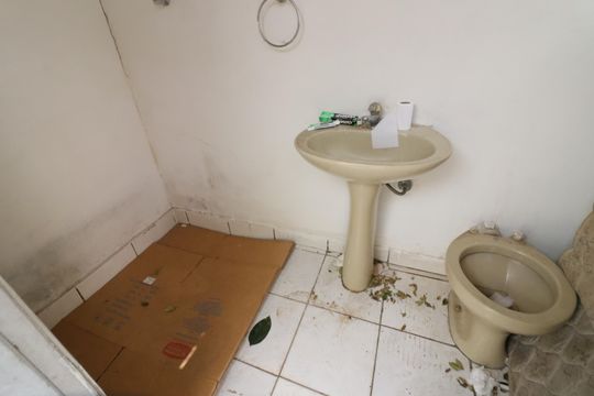 Banheiro de serviço de casa à venda com 2 quartos, 96m² em Vila Campesina, Osasco