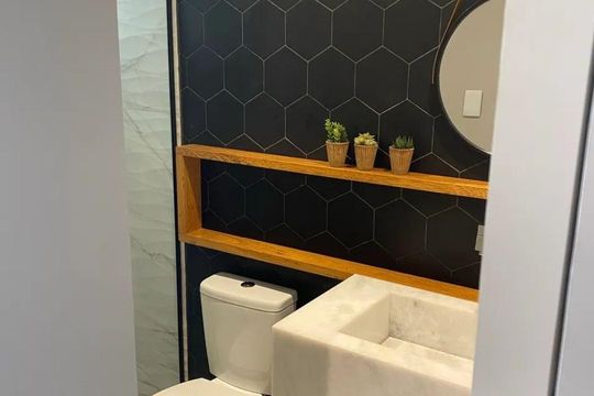 Banheiro Social de kitnet/studio para alugar com 1 quarto, 47m² em Barra, Salvador