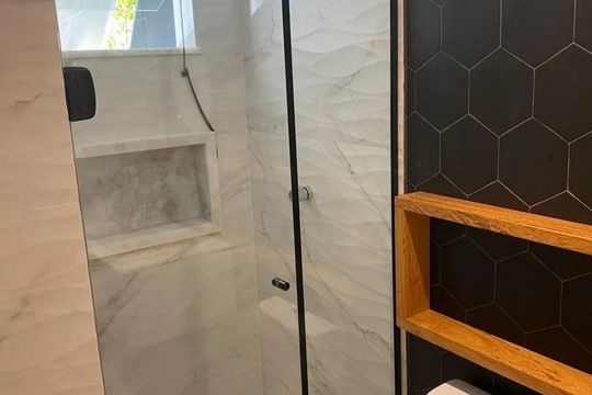Banheiro Social de kitnet/studio para alugar com 1 quarto, 47m² em Barra, Salvador